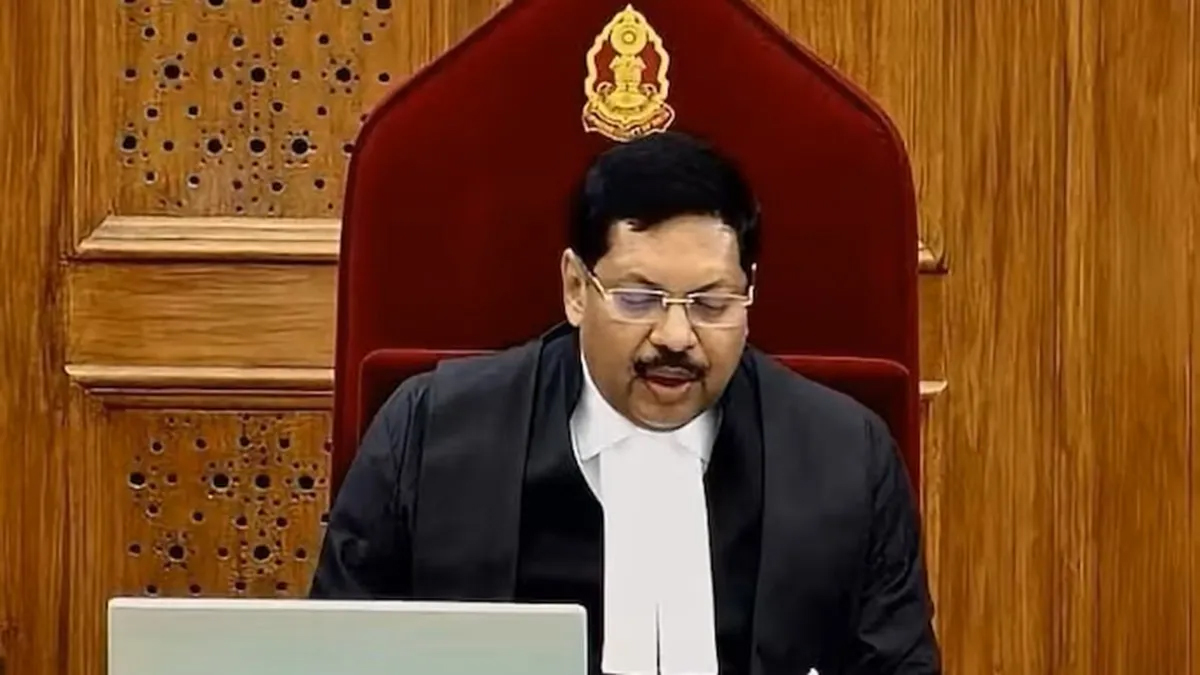 শুনানি চলাকালে ভারতে প্রধান বিচারপতিকে আইনজীবীর জুতা নিক্ষেপ